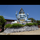Die mächtige Shiva-Statue im Tempelbezirk